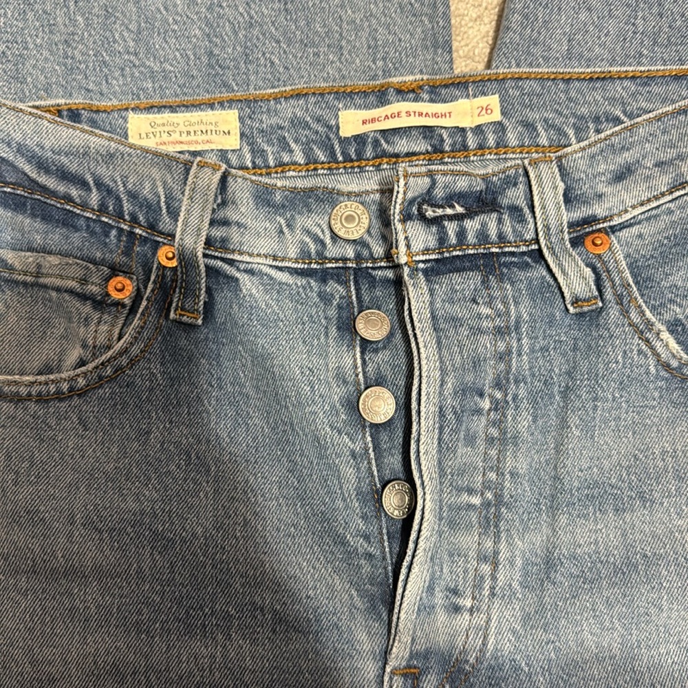 Levi’s Ribcage Straight Ripped Jeans - Picture 4 of 5